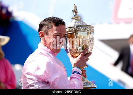 Frankie Dettori solleva il trofeo dopo aver vinto la Dahlbury Coronation Cup su Emily Upjohn durante il giorno delle Signore del Derby Festival 2023 all'ippodromo di Epsom Downs, Epsom. Data immagine: Venerdì 2 giugno 2023. Foto Stock