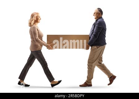 Immagine a profilo intero di uomo e donna maturi che trasportano insieme una scatola di cartone isolata su sfondo bianco Foto Stock