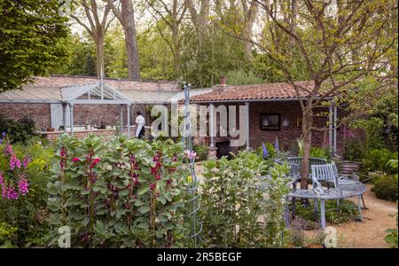 The Savills Garden progettato da Mark Gregory al Chelsea Flower Show 2023 a Londra, Regno Unito. Foto Stock