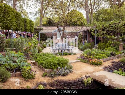 The Savills Garden progettato da Mark Gregory al Chelsea Flower Show 2023 a Londra, Regno Unito. Foto Stock