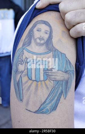 Avellaneda, Argentina, 2 ottobre 2011. Un sacerdote della chiesa cattolica mostra il suo tatuaggio in anteprima della partita tra Racing Club e Club Atl Foto Stock