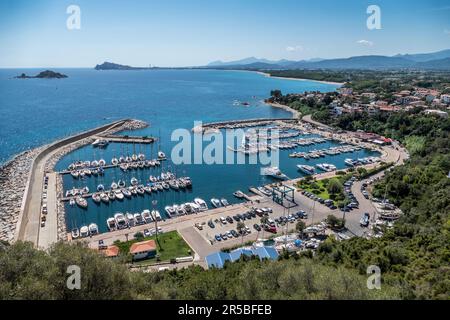 Il porto e la costa di Santa Maria Navarrese in Sardegna Foto Stock