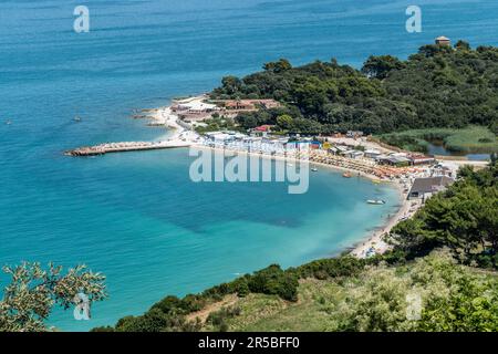 La spiaggia di Portonovo nel Mare Adriatico in Italia Foto Stock