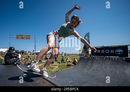 Gli skater utilizzano la mini rampa al Wavelength Spring Classic Festival a Woolacombe Bay nel Devon. Data immagine: Venerdì 2 giugno 2023. Foto Stock