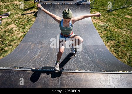 Gli skater utilizzano la mini rampa al Wavelength Spring Classic Festival a Woolacombe Bay nel Devon. Data immagine: Venerdì 2 giugno 2023. Foto Stock