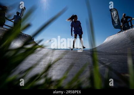 Gli skater utilizzano la mini rampa al Wavelength Spring Classic Festival a Woolacombe Bay nel Devon. Data immagine: Venerdì 2 giugno 2023. Foto Stock