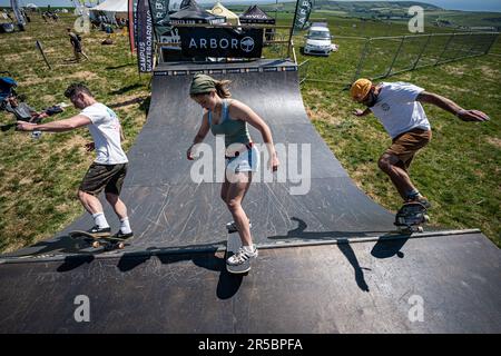 Gli skater utilizzano la mini rampa al Wavelength Spring Classic Festival a Woolacombe Bay nel Devon. Data immagine: Venerdì 2 giugno 2023. Foto Stock