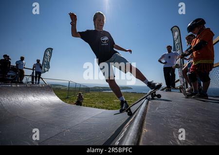 Gli skater utilizzano la mini rampa al Wavelength Spring Classic Festival a Woolacombe Bay nel Devon. Data immagine: Venerdì 2 giugno 2023. Foto Stock