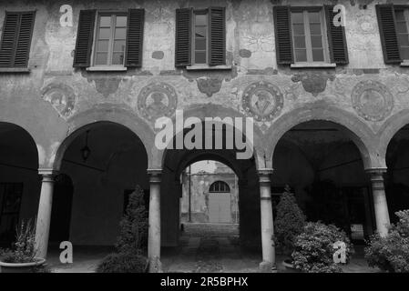 Il Broletto, cortile quattrocentesco a Varese, Lombardia, Italia Foto Stock