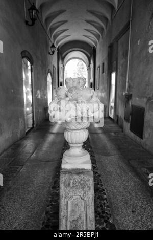 Il Broletto, cortile quattrocentesco a Varese, Lombardia, Italia Foto Stock