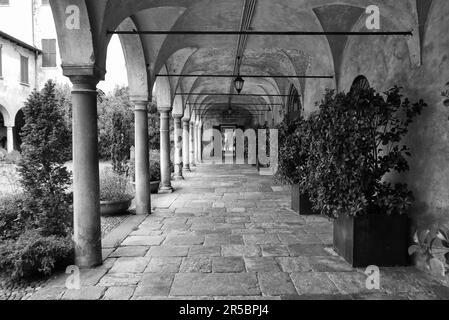 Il Broletto, cortile quattrocentesco a Varese, Lombardia, Italia Foto Stock