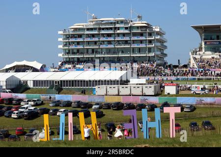 Epsom Downs Surrey, Regno Unito. 2nd giugno, 2023. L'area famiglia libera sulla collina a Epsom Downs con la tribuna piena di spettatori il giorno delle Signore, credito: Julia Gavin/Alamy Live News Foto Stock