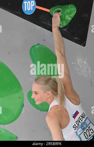 Praga, Repubblica Ceca. 02nd giugno, 2023. Scalatore della Slovenia Janja Garnbret compete durante la qualificazione femminile di Boulder World Cup a Praga, Repubblica Ceca, 2 giugno 2023. Credit: Michal Kamaryt/CTK Photo/Alamy Live News Foto Stock