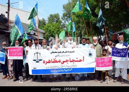 Hyderabad, Pakistan. 02nd giugno, 2023. Gli attivisti di Jamat-e-Islami (JI) stanno organizzando una manifestazione di protesta contro la massiccia disoccupazione, l'aumento del prezzo dei prodotti per uso quotidiano e l'aumento del prezzo dell'inflazione, a Hyderabad venerdì 2 giugno 2023. Credit: Asianet-Pakistan/Alamy Live News Foto Stock