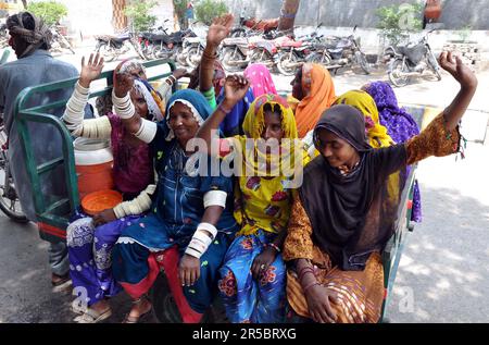 Hyderabad, Pakistan. 02nd giugno, 2023. I residenti di Azad Nagar stanno organizzando una manifestazione di protesta contro l'alta impiccagione di persone influenti, al press club di Hyderabad venerdì 2 giugno 2023. Credit: Asianet-Pakistan/Alamy Live News Foto Stock