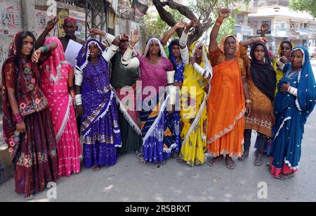 Hyderabad, Pakistan. 02nd giugno, 2023. I residenti di Azad Nagar stanno organizzando una manifestazione di protesta contro l'alta impiccagione di persone influenti, al press club di Hyderabad venerdì 2 giugno 2023. Credit: Asianet-Pakistan/Alamy Live News Foto Stock