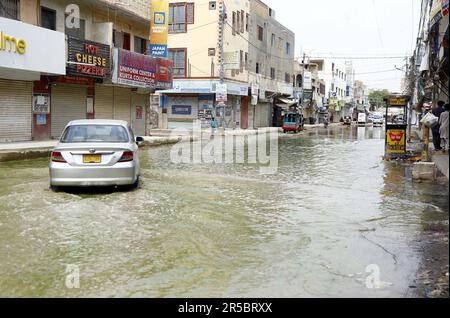 Hyderabad, Pakistan. 02nd giugno, 2023. Strada inondata da traboccante acqua fognaria, causando atmosfera non igienica e creando problemi per i residenti e pendolari, mostrando negligenza delle autorità interessate, a Model Colony a Karachi Venerdì, 2 giugno 2023. Credit: Asianet-Pakistan/Alamy Live News Foto Stock