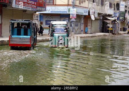 Hyderabad, Pakistan. 02nd giugno, 2023. Strada inondata da traboccante acqua fognaria, causando atmosfera non igienica e creando problemi per i residenti e pendolari, mostrando negligenza delle autorità interessate, a Model Colony a Karachi Venerdì, 2 giugno 2023. Credit: Asianet-Pakistan/Alamy Live News Foto Stock