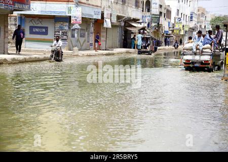 Hyderabad, Pakistan. 02nd giugno, 2023. Strada inondata da traboccante acqua fognaria, causando atmosfera non igienica e creando problemi per i residenti e pendolari, mostrando negligenza delle autorità interessate, a Model Colony a Karachi Venerdì, 2 giugno 2023. Credit: Asianet-Pakistan/Alamy Live News Foto Stock