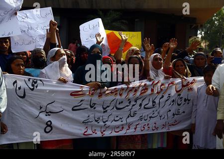 Hyderabad, Pakistan. 02nd giugno, 2023. I residenti di Saif al Marri Goth stanno organizzando una manifestazione di protesta contro l'alta impiccagione di persone influenti, al club stampa di Karachi venerdì 2 giugno 2023. Credit: Asianet-Pakistan/Alamy Live News Foto Stock