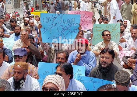 Hyderabad, Pakistan. 02nd giugno, 2023. I membri di tutta l'associazione dei Clerks del Pakistan (APCA) stanno tenendo la dimostrazione di protesta contro la disoccupazione voluminosa, il prezzo aumentante dei prodotti di uso quotidiano e l'aumento di prezzi di inflazione, al randello di stampa di Quetta il venerdì 2 giugno 2023. Credit: Asianet-Pakistan/Alamy Live News Foto Stock