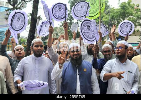 Sylhet, Bangladesh. 2nd giugno, 2023. Nelle elezioni della Sylhet City Corporation, che si terranno il 21 giugno, sono stati assegnati oggi dei simboli tra i candidati sindaci e i candidati consiglieri. Hafiz Maulana Mahmudul Hasan dell'Andolon islamico, ha ricevuto il simbolo Hatpakha (ventilatore a mano) per correre come candidato sindaco. Il 2 giugno 2023. Sylhet, Bangladesh (Foto di MD Rafayat Haque Khan/ Credit: Eyepix Group/Alamy Live News Foto Stock