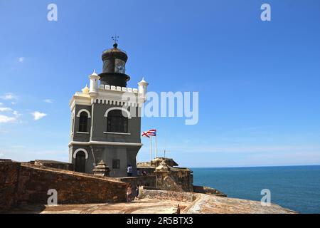 Questa foto raffigura un faro situato sulla costa, che offre una splendida vista sull'area circostante Foto Stock