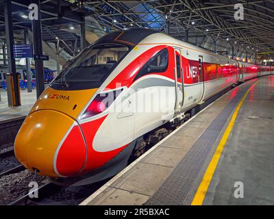 Regno Unito, West Yorkshire, Leeds, Leeds City Train Station, Azuma Class 800 High Speed Train. Foto Stock