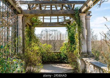 Antico pergolato in legno in un parco Foto Stock