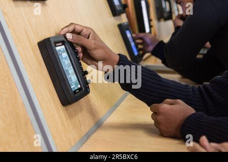 Lezioni di navigazione marittima presso l'Istituto di tecnologia per la pesca marittima di al Hoceima, Marocco Foto Stock