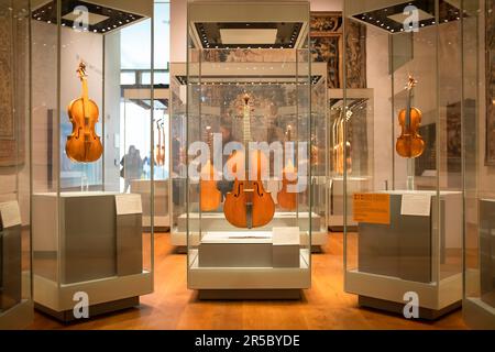 OXFORD, Regno Unito - 10 gennaio 2023. Violini in mostra al Museo Ashmolean di Oxford, Regno Unito Foto Stock
