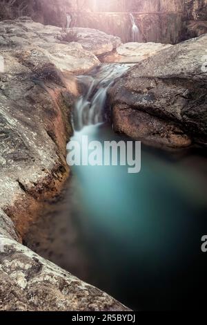 Una foto a lunga esposizione del fiume moli del Danyans nel canyon di El Ripolles, Catalogna, Spagna Foto Stock