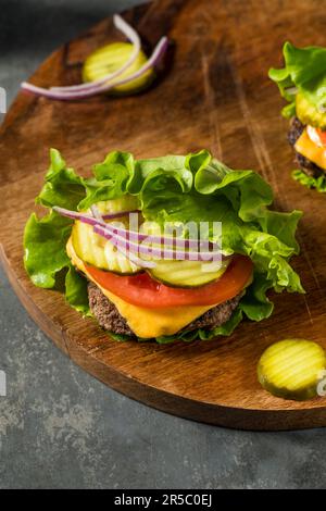 Paleo senza glutine Bunce Cheeseburger con lattuga e pomodoro Foto Stock