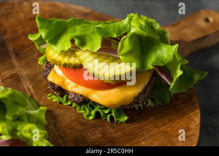 Paleo senza glutine Bunce Cheeseburger con lattuga e pomodoro Foto Stock