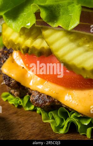 Paleo senza glutine Bunce Cheeseburger con lattuga e pomodoro Foto Stock