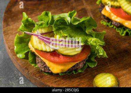 Paleo senza glutine Bunce Cheeseburger con lattuga e pomodoro Foto Stock