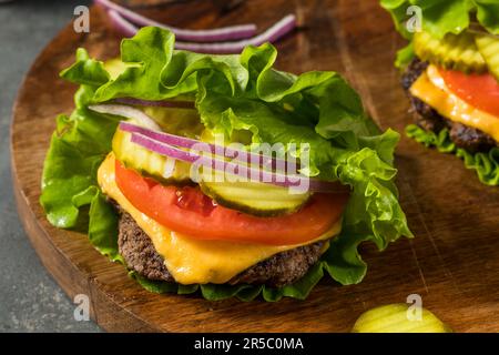 Paleo senza glutine Bunce Cheeseburger con lattuga e pomodoro Foto Stock