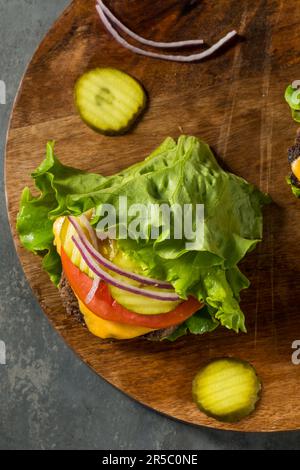 Paleo senza glutine Bunce Cheeseburger con lattuga e pomodoro Foto Stock