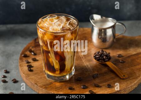 Caffè fresco fatto in casa con latte OAT Foto Stock