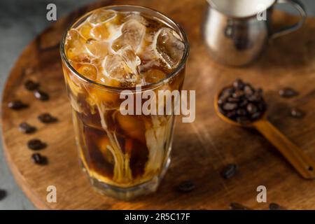 Caffè fresco fatto in casa con latte OAT Foto Stock