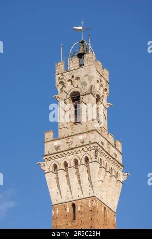 Siena, Provincia di Siena, Toscana, Italia. Particolare della Torre de Mangia che sormonta il Palazzo pubblico. Il centro storico di Siena è un worl UNESCO Foto Stock