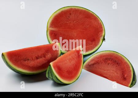 cocomero appena affettato con polpa rossa. Foto del prodotto Foto Stock