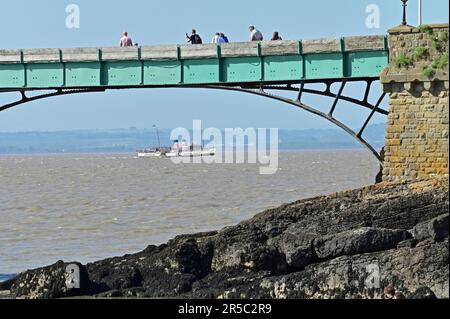 Clevedon, Regno Unito. 02nd giugno, 2023. In un pomeriggio molto caldo si vede il solo Worlds Last paddle Steamer che raccoglie le code di passeggeri dal Molo di Clevedon, l'unico Molo operativo classificato di grado 1 in Inghilterra. Picture Credit: Robert Timoney/Alamy Live News Foto Stock