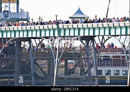 Clevedon, Regno Unito. 02nd giugno, 2023. In un pomeriggio molto caldo si vede il solo Worlds Last paddle Steamer che raccoglie le code di passeggeri dal Molo di Clevedon, l'unico Molo operativo classificato di grado 1 in Inghilterra. Picture Credit: Robert Timoney/Alamy Live News Foto Stock