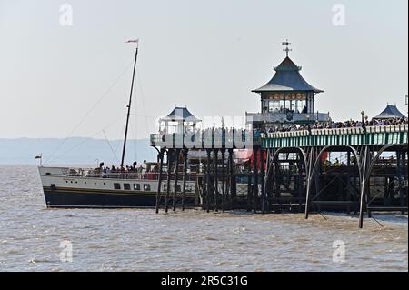 Clevedon, Regno Unito. 02nd giugno, 2023. In un pomeriggio molto caldo si vede il solo Worlds Last paddle Steamer che raccoglie le code di passeggeri dal Molo di Clevedon, l'unico Molo operativo classificato di grado 1 in Inghilterra. Picture Credit: Robert Timoney/Alamy Live News Foto Stock