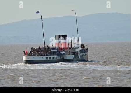 Clevedon, Regno Unito. 02nd giugno, 2023. In un pomeriggio molto caldo si vede il solo Worlds Last paddle Steamer che raccoglie le code di passeggeri dal Molo di Clevedon, l'unico Molo operativo classificato di grado 1 in Inghilterra. Picture Credit: Robert Timoney/Alamy Live News Foto Stock