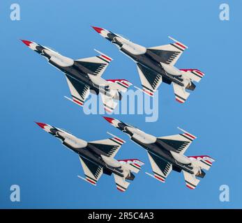 Wantagh, New York, USA - 26 maggio 2023: La squadra dimostrativa di Thunderbird dell'aeronautica degli Stati Uniti che ha eseguito la formazionedei diamanti in un airshow su Jones Foto Stock