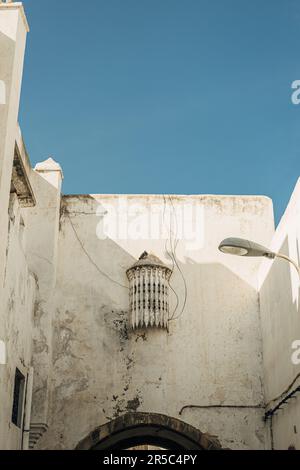 Uno scatto verticale di vecchi edifici sporchi nel quartiere di Habous, Casablanca, Marocco Foto Stock