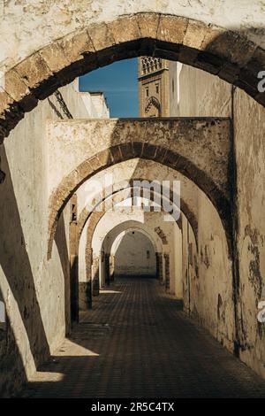 Uno scatto verticale di vecchi edifici sporchi nel quartiere di Habous, Casablanca, Marocco Foto Stock