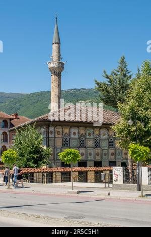 La moschea simbolo nella città di Tetovo, Macedonia settentrionale. Conosciuto come Xhamia e Larme - un bel tempio dell'Islam con dipinti all'esterno e all'interno. Foto Stock